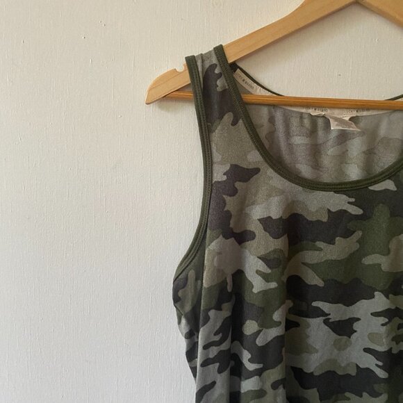 Lucky Brand Tank Top Womens Medium Green Camo Scoop Neck Sleeveless Blouse - Picture 3 of 8